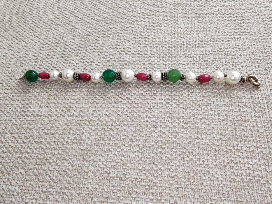 Brățară cu perle de apa dulce, smaralde, rubine și argint