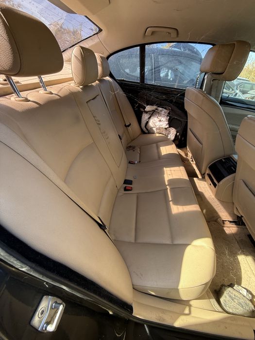 Banchetă spate fixă și fețe de ușă (capitonaj) BMW F10 – Piele Crem/Bej piele naturala diverse ornamente si alte elemente de interor plafon stalp