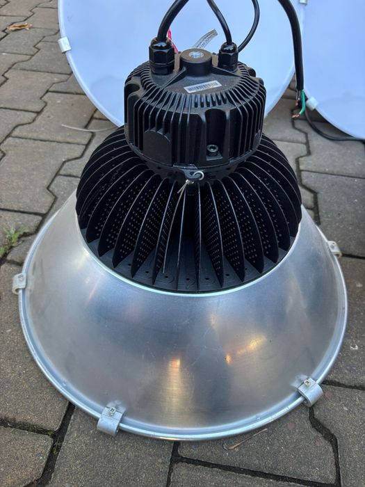 Reflectoare LED de 100W pentru spatii comerciale/industriale Bistrita ...