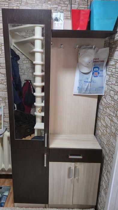Продаеться прихожая.