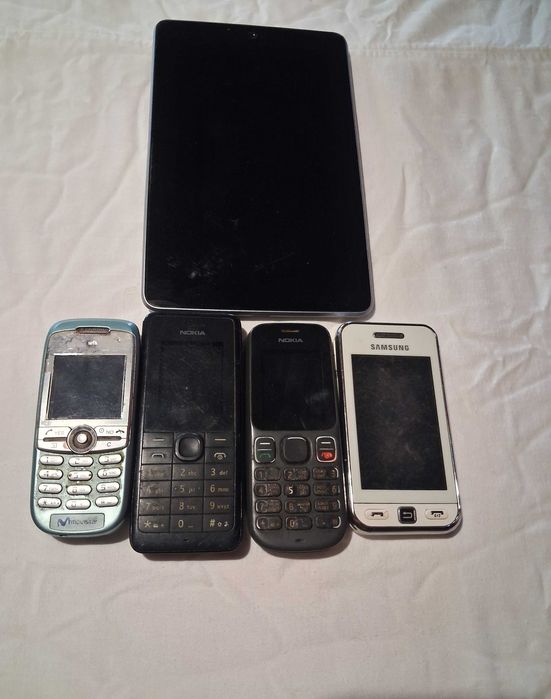 Стари телефони за части