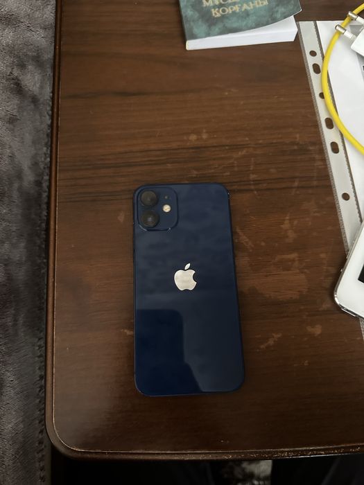 iPhone 12 mini.