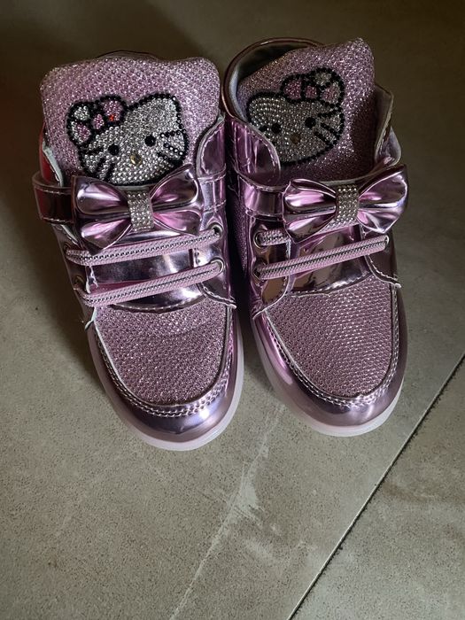 And adidasi noi cu luminite