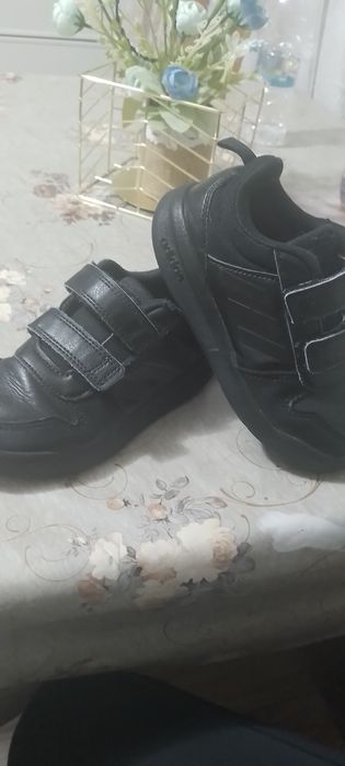 Децки маратонки черните са 28н. ,тъмно сините с зелено28н.