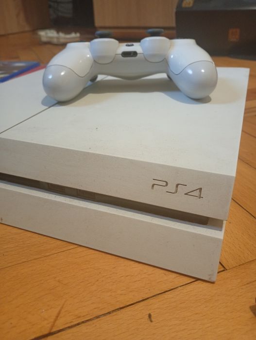Playstation 4 със игри , джойстик и оригинал захранващ кабел за конзолата