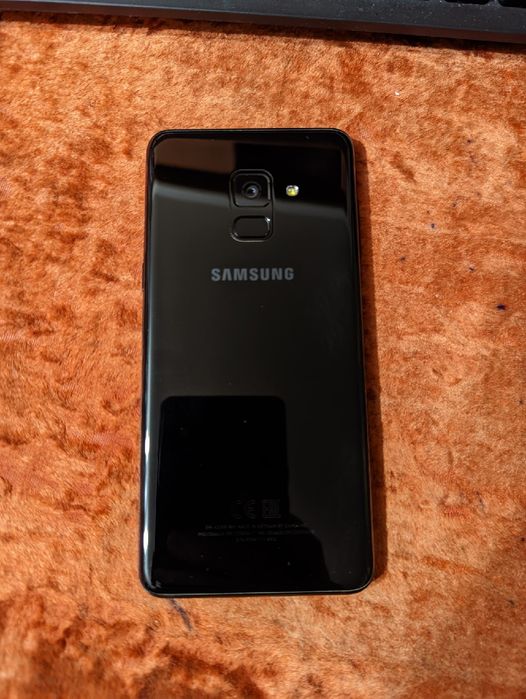 Продам смартфон Самсунг А8г Таб7+