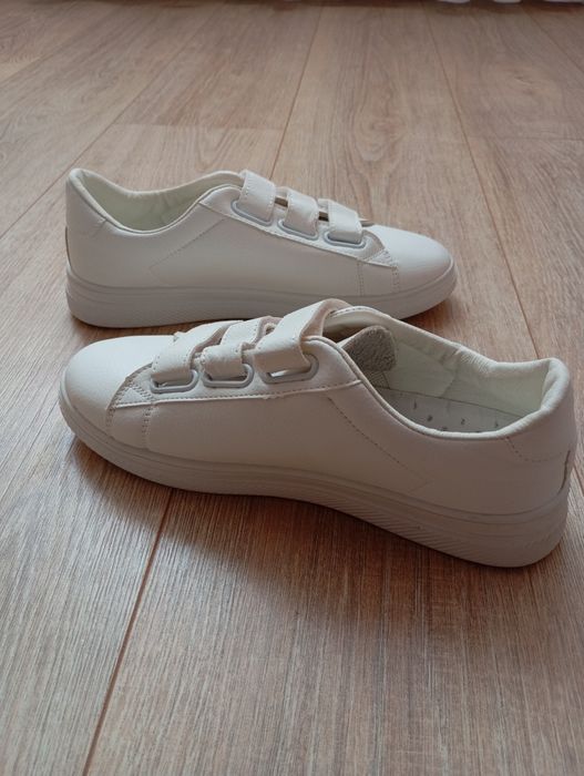 Кроссовки белые .
