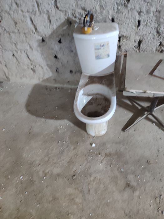 Унитаз с бачком. Для рабочих бу