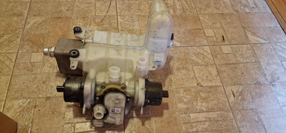 Охладителни казанче за Tesla Model 3 с водни помпи и охладител