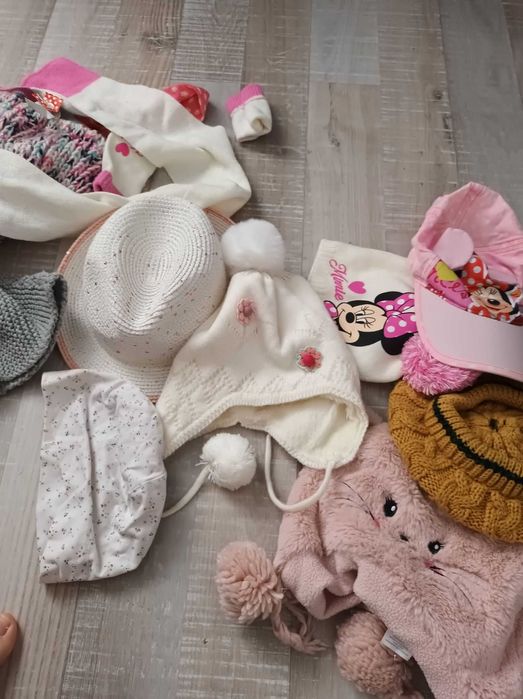 Vand caciuli/ sapcute/palarii pentru fetite