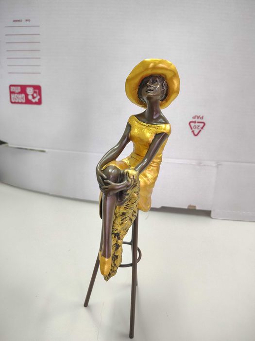 Vând statuie Lady at the Bar ,din bronz