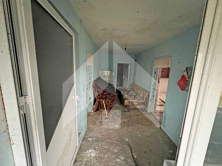 ПРОДАВА двуетажна, тухлена КЪЩА на плоча в с. Цани Гинчево, обл. Шумен