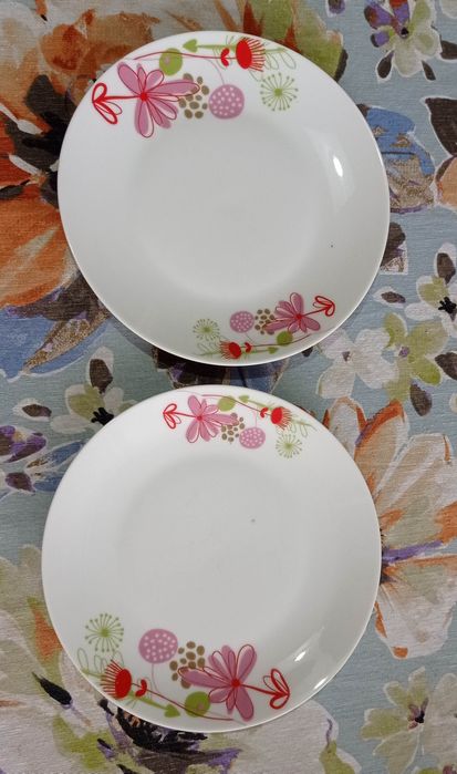 Порцеланови чинии на цветя