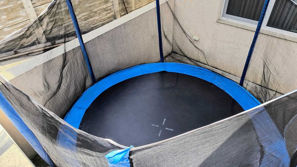 Trambulină copii + plasă de siguranță – stare bună