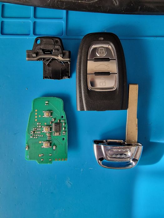 Нов ключ audi a4 b8,a5,Q5 868mhz Европейски.