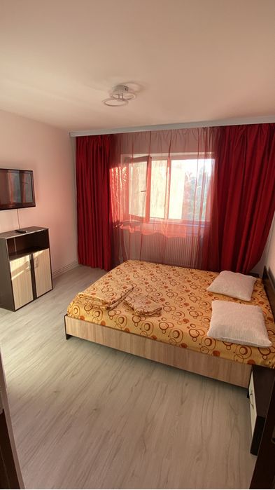 Inchiriez apartament decomandat cu 2 camere vis a vis de Campus .