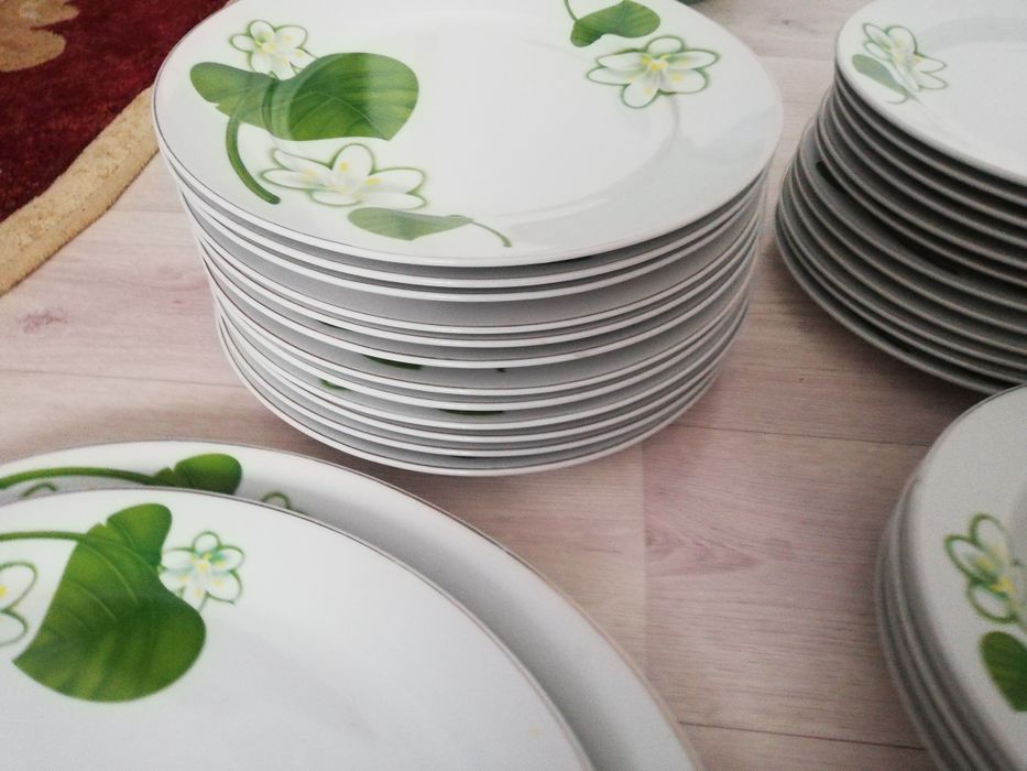 Срочно Продам набор тарелок