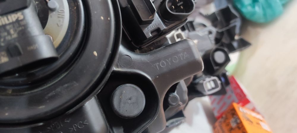 Левая фара на Короллу 210