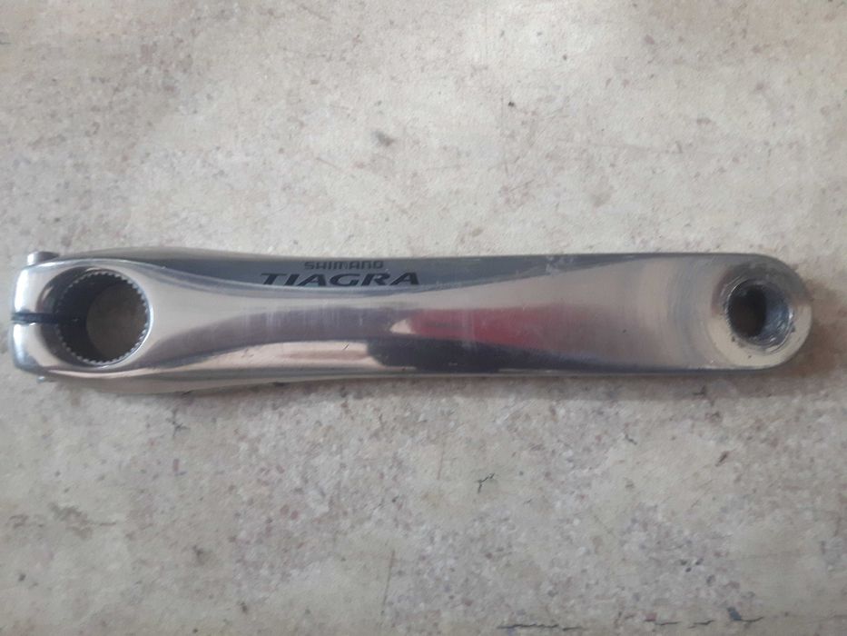 Shimano Тiagra 4600 / 170мм  Само десния курбел със плочите като на снимката, нямам ляв 170мм