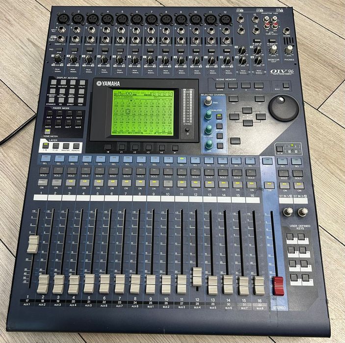 Amanet F28: Mixer Digital Yamaha 01V96 + Converter Yamaha MY8 Da96