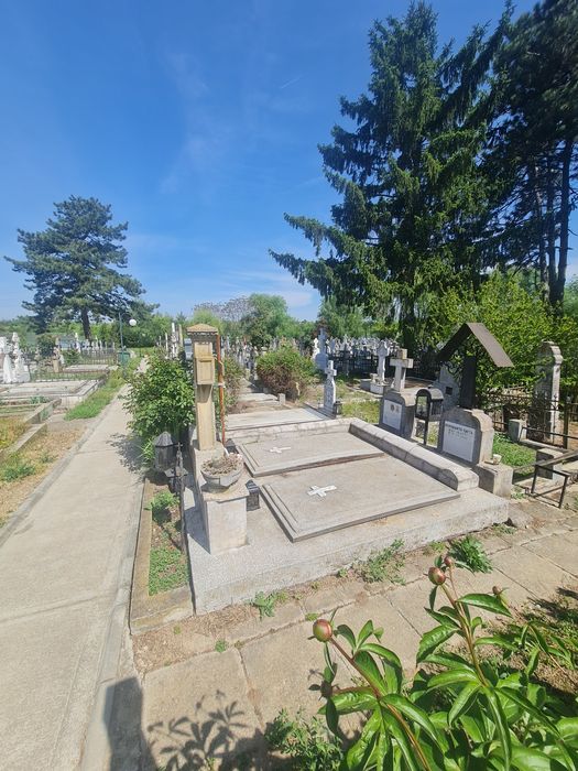 Loc de veci 6mp construcție cavou cu doua locuri și patru cripte în cimitirul cernica în curtea manastiri