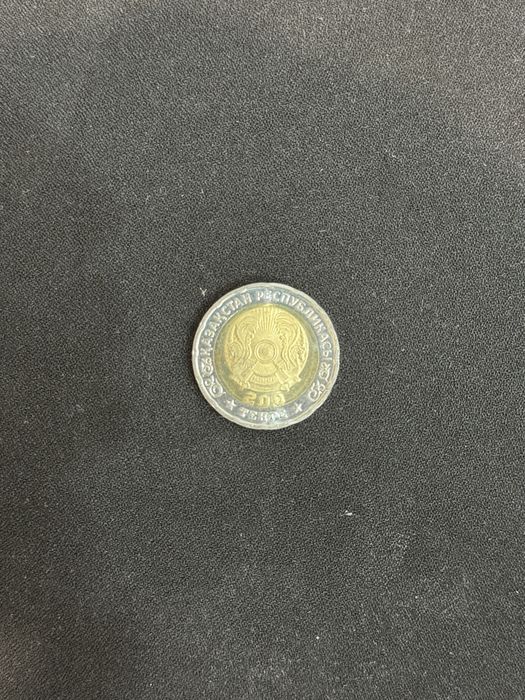 Продам коллекционные монеты номиналом 100 и 200 тг.