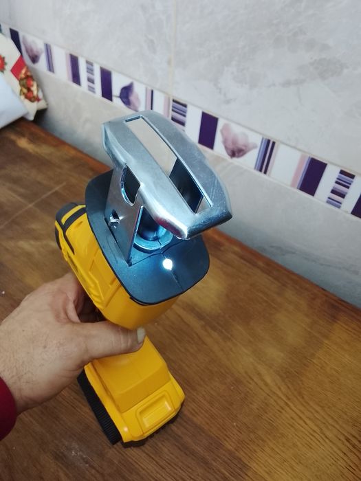 Fierăstrău sabie DeWalt cu o baterie de 6a Nou