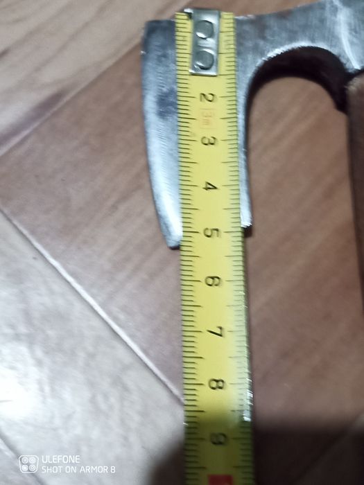 Продава се брадвичка
