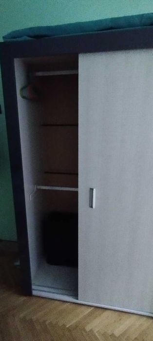 Продавам гардероб и нощно шкафче