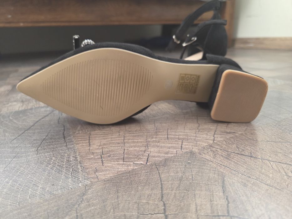 Черни официални обувки на ток