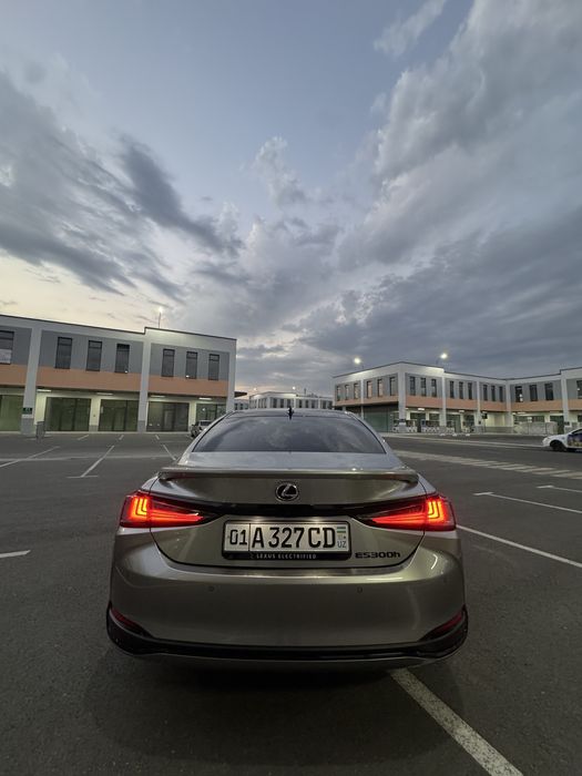 Lexus ES300 Premium Klass 2025 Model