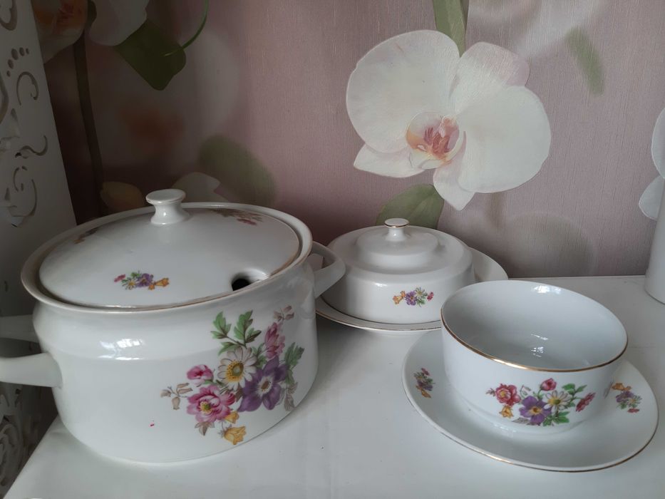 Набор посуды  времен СССР  супница, бульеница, масленка.