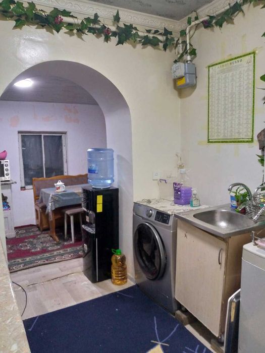 Uy sotiladi 2 xonali + qoshimcha xonalari bor 2/1/4