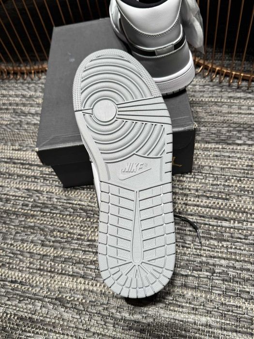 Jordan 1 Retro Mid "Light Smoke Grey" 45EUR Мъжки Кецове + Кутия