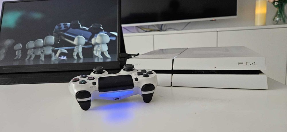 PS4 (PlayStation 4)