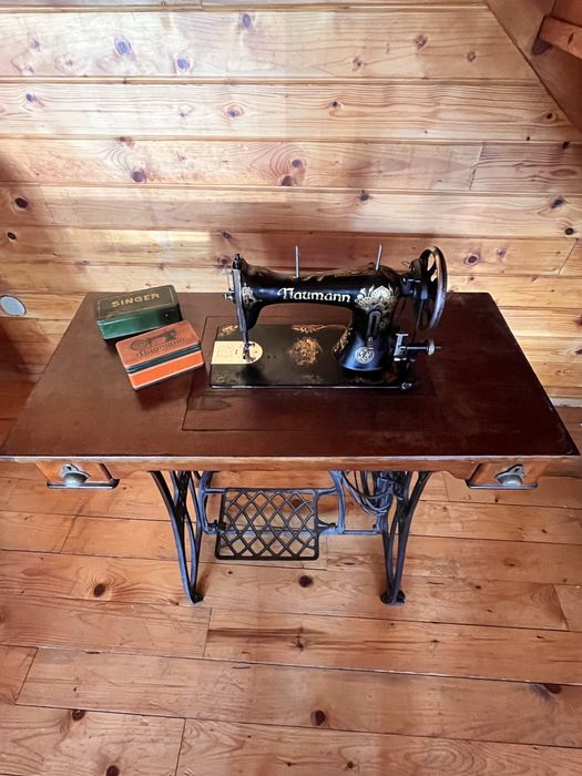 Mașină de cusut veche Haumann – pedală, mobilier din lemn Nucet