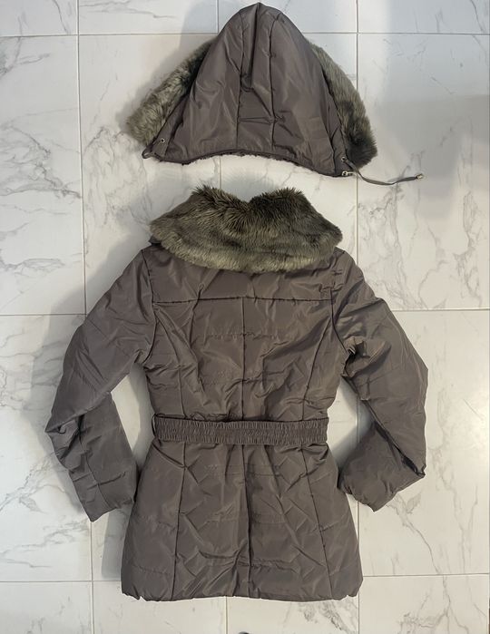 Дамско зимно яке с колан и голяма пухкава качулка