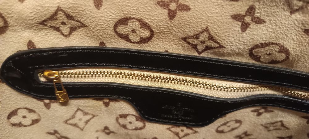 Vând geantă tip Alma, lac negru, stil Louis Vuitton.