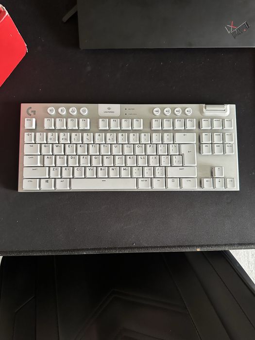 Logitech g915 tkl white / brown switch