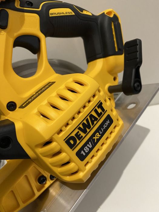 Циркуляр DeWALT DCS570N 18V XR - 184mm Brushless/Безчтков