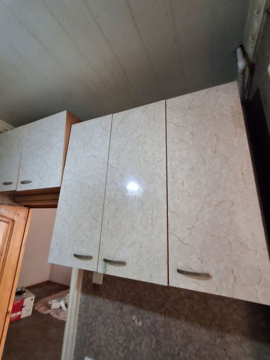 Кухонный гарнитур со шкафами и мойкой