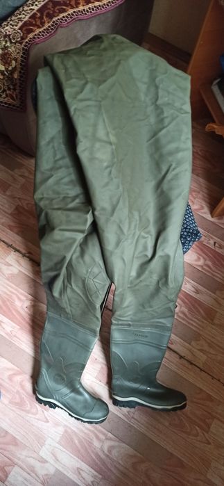 Резиновый костюм.