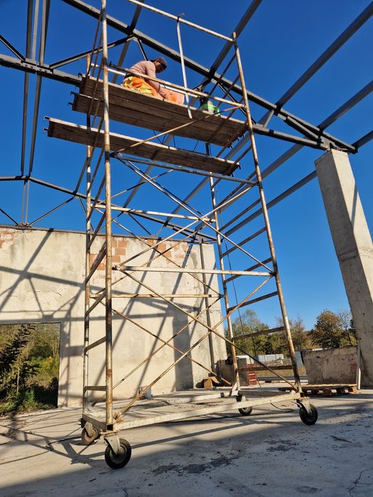 Вътрешни и външни мобилни скелета под наем.Височина по избор