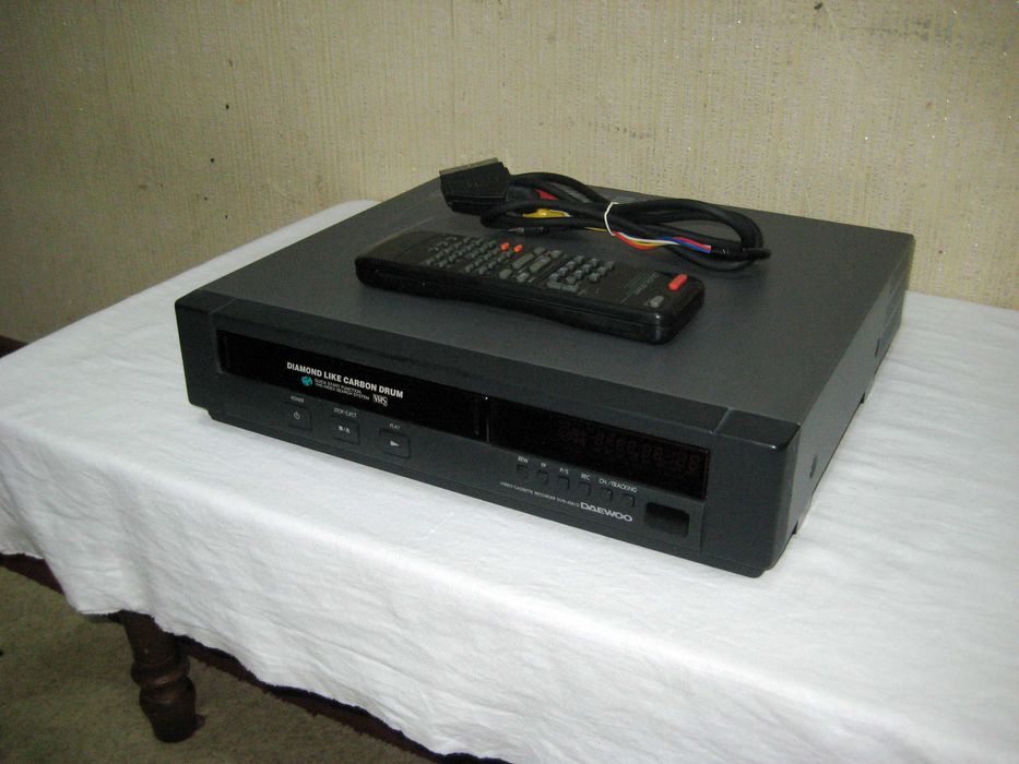 Видео аппарат кассетный DAEWOO оригинал отлично читает почти новая!