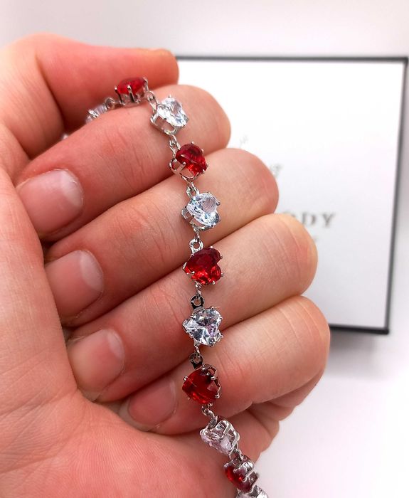 Луксозна гривна мартеничка с кристални сърца подарък за 8 март