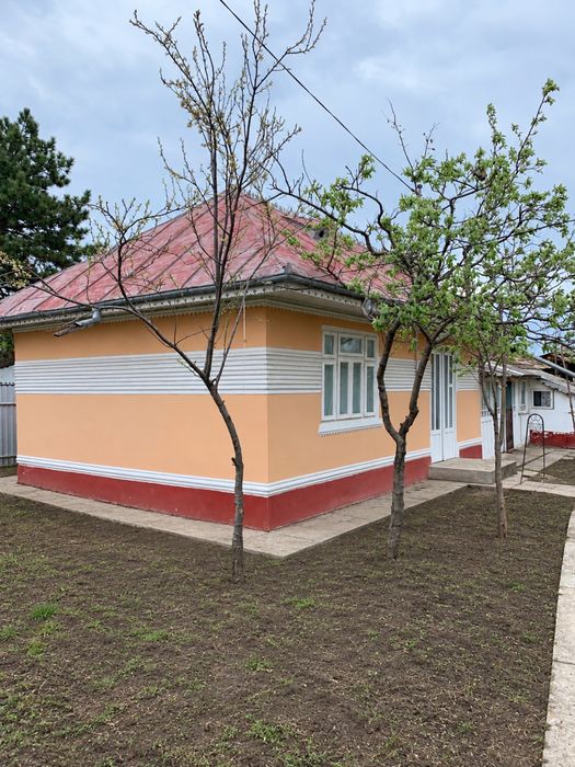 Casa cu teren intravilan 1000 mp si anexe