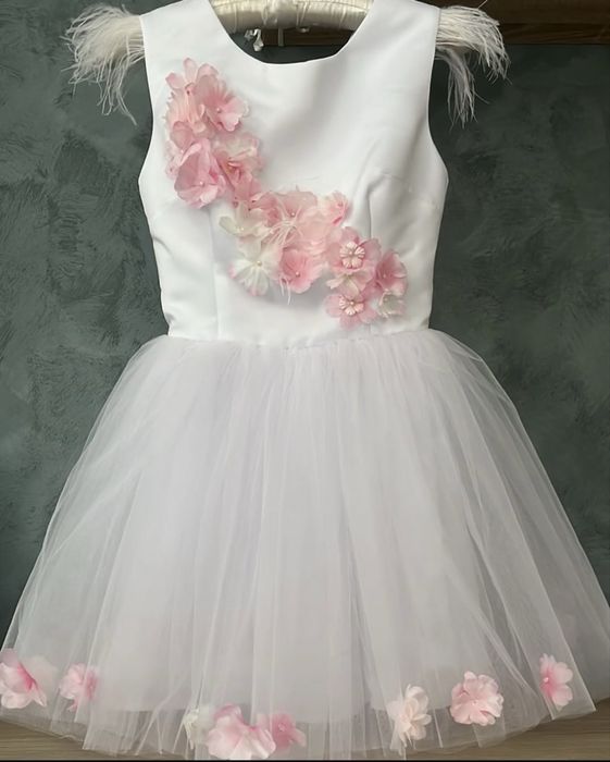 Бяла рокля с пера и тюл с 3Д цветя