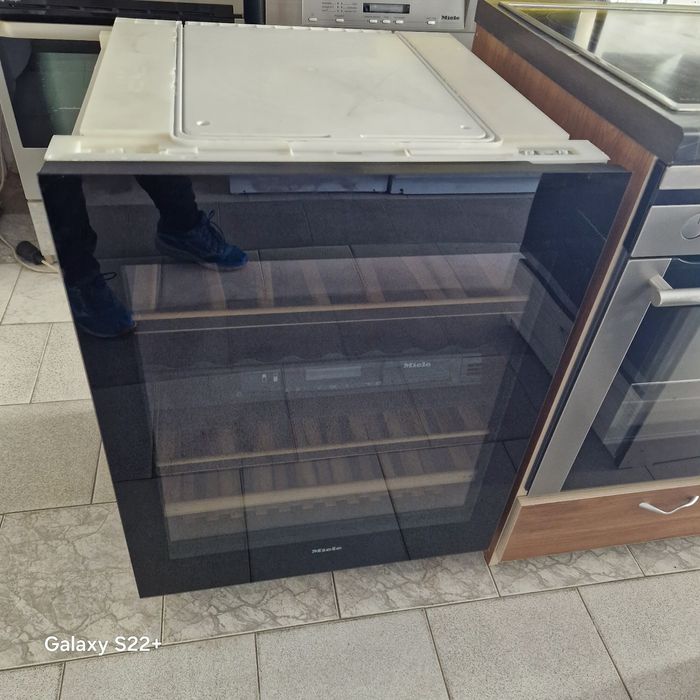 Винен охладител за вграждане под плот MIELE KWT 6322 UG