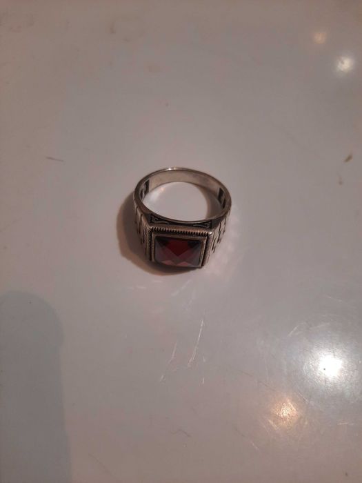 Перстень с красным камнем