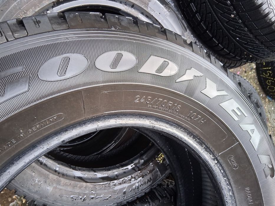 245 70 16 GOOD YEAR 2бр зимни за джип